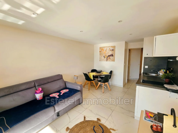 Studio avec terrasse et vue mer à Agay, résidence avec piscine