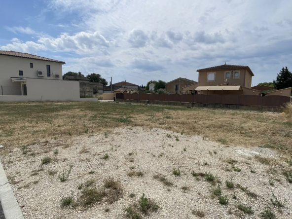 Terrain constructible de 594 m² à Violes – Vue sur les Dentelles, proche d'Orange