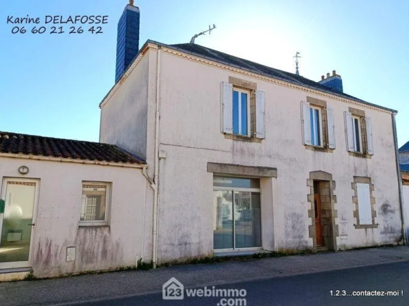 Maison de ville à rénover de 195 m² à Nieul-Le-Dolent avec jardin
