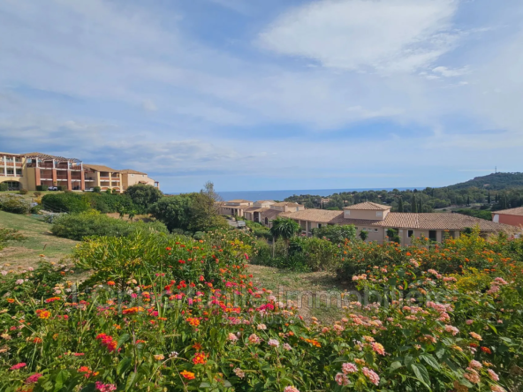 Studio climatisé à Cap Estérel, vue mer, résidence avec piscine et services