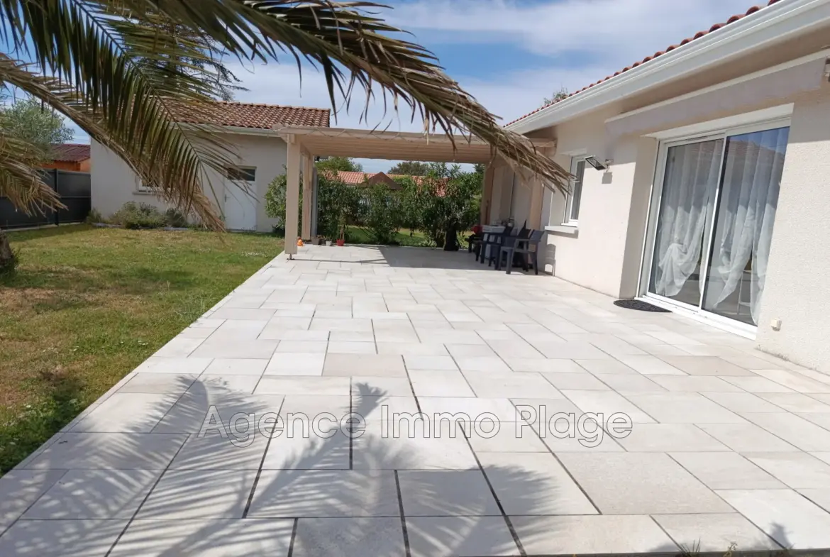 Maison récente de 82 m² avec grand terrain proche du centre et de l'océan 