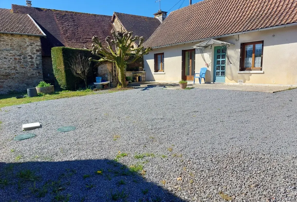 Maison en pierre plain-pied à Mialet avec grand terrain et cadre paisible 