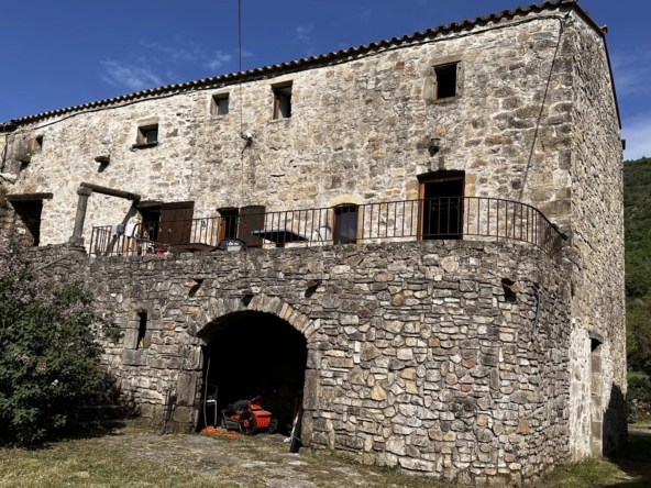 Charmante maison ancienne à Ceilhes et Rocozels avec dépendances et vue dégagée