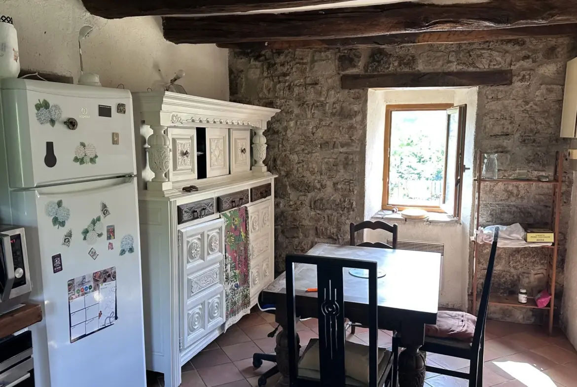 Charmante maison ancienne à Ceilhes et Rocozels avec dépendances et vue dégagée 