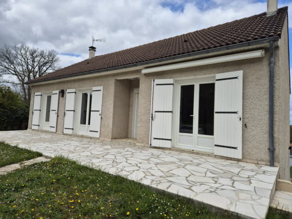 Maison lumineuse de 93m² avec 3 chambres, grand garage et piscine à Lisle