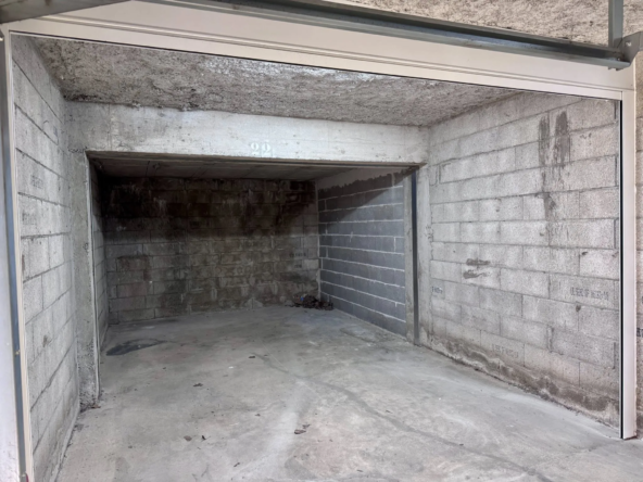 Garage sécurisé de 18 m² à vendre à Perpignan avec borne de recharge électrique