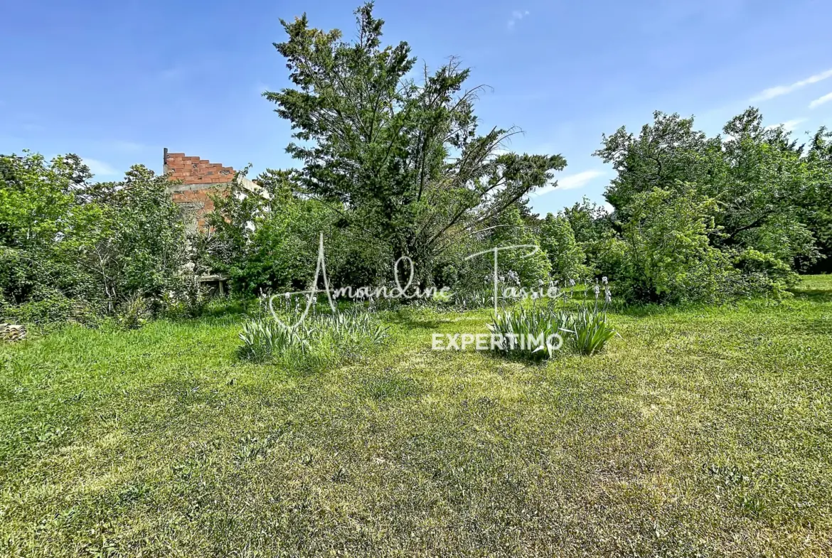 Terrain constructible plat de 1200 m² à Millau avec vue sur le Viaduc 
