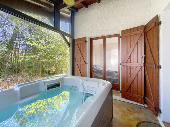 Belle maison de plain-pied avec spa et véranda près du littoral à Saint-Julien-en-Born