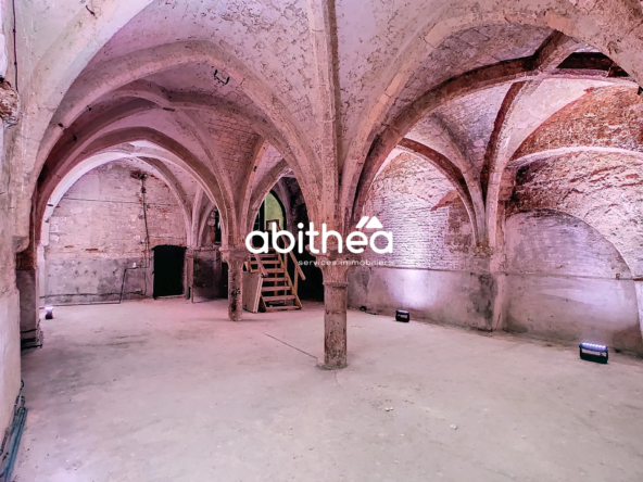 Rare cave voutée historique à Arras, espace aménageable et protégé