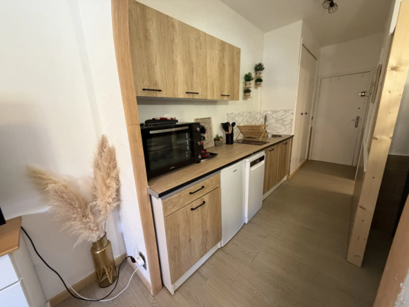 Studio meublé avec terrasse et piscine en bord de mer à Santa Lucia di Moriani