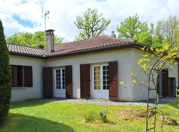 Maison de 144 m² avec 5 chambres, terrain boisé de 5879 m², proche Tocane en Dordogne