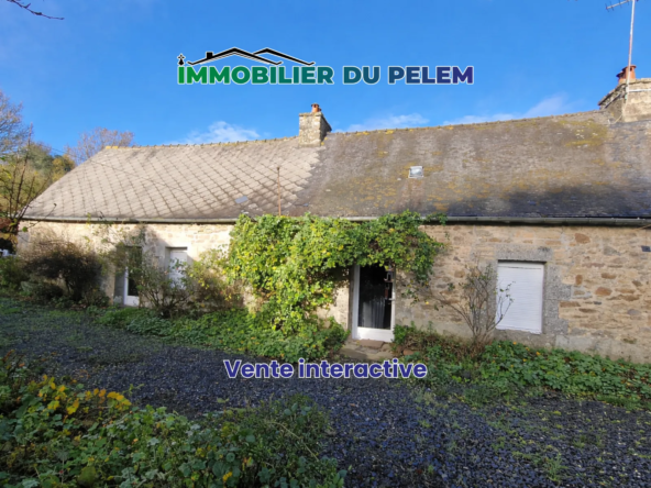 Maison en pierre avec dépendances, puit et ruisseau à Kerien