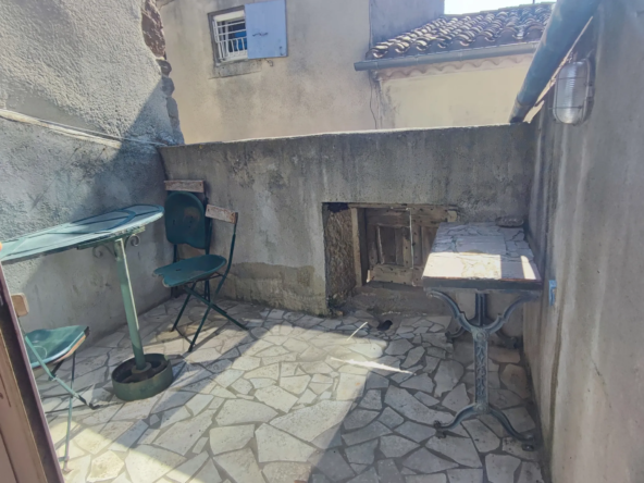 Charmante maison de village à rénover dans le Minervois, proche Canal du Midi à 28 000 €