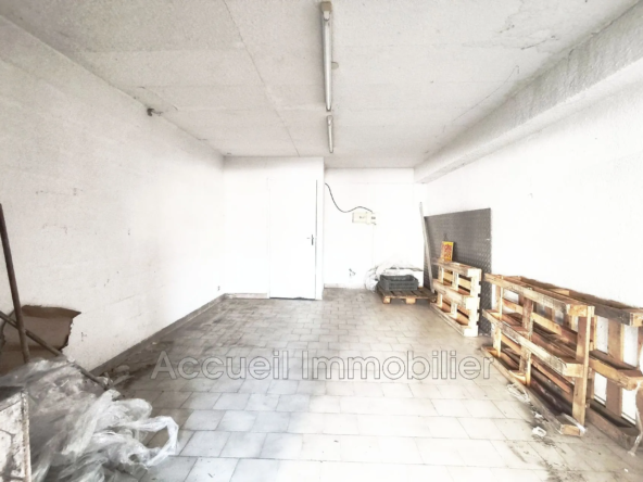 À vendre murs commerciaux de 25 m² à Le Grau du Roi, idéal stockage proche plage et gare