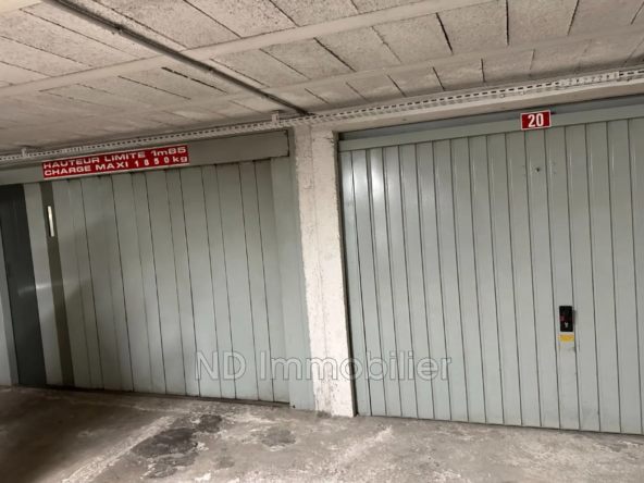 Garage fermé à Cannes Carré d'Or, sécurisé, dimensions 5m x 2.47m