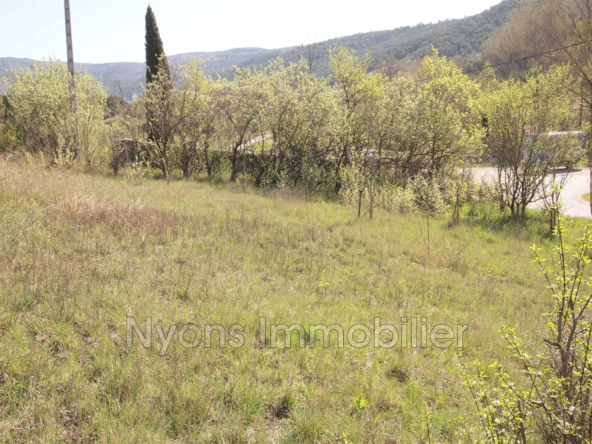 Terrain constructible de 2 520 m² à vendre près de Nyons avec vue dégagée
