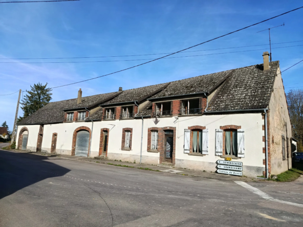 Maison à rénover de 300 m² avec dépendances et jardin à Aillant (89)