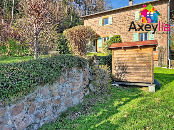 Maison en pierre à Arçinges avec terrain de 647 m², idéalement située à la campagne