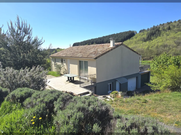 Maison récente avec vue dégagée, grand terrain et potentiel d’aménagement en Ardèche