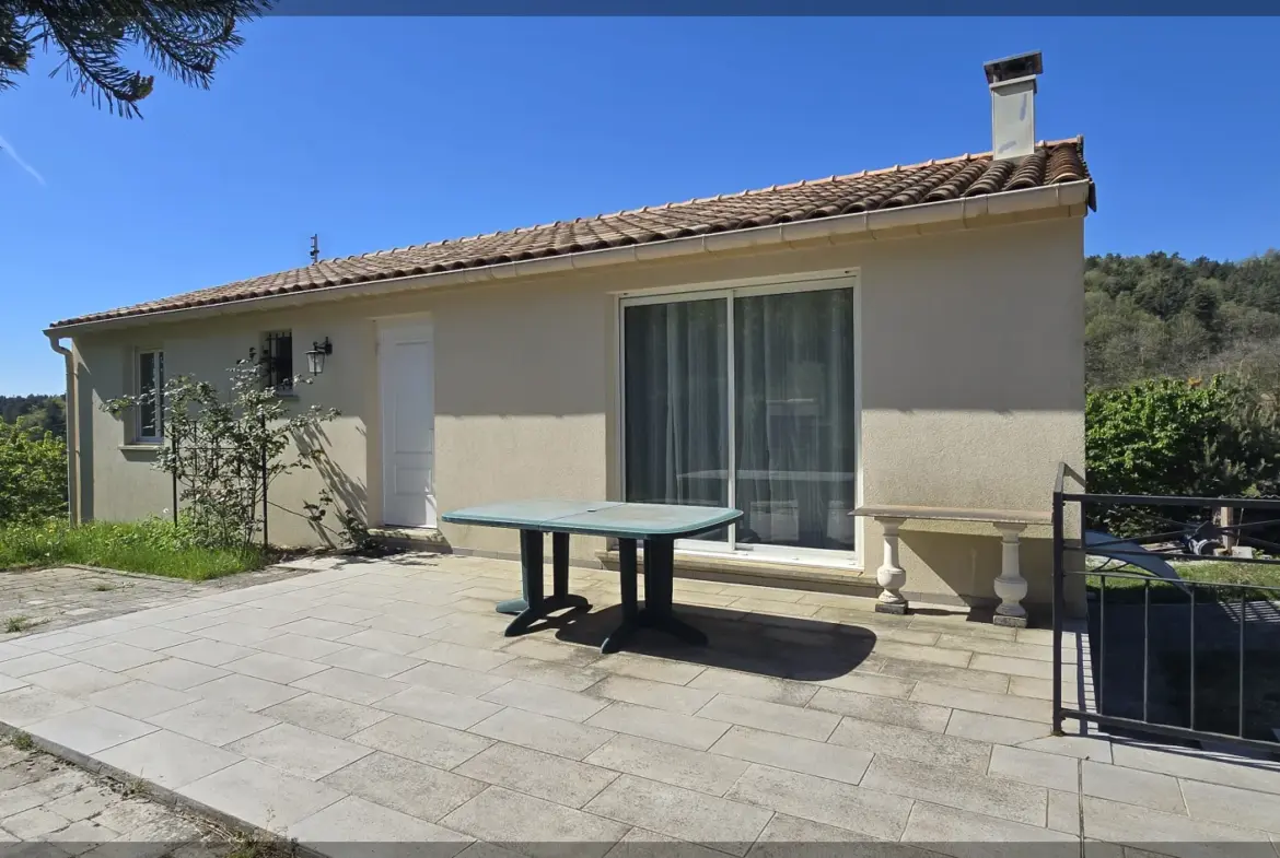 Maison récente avec vue dégagée, grand terrain et potentiel d’aménagement en Ardèche 