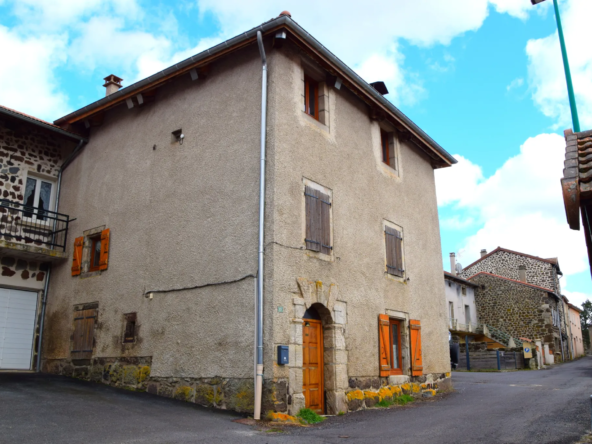 Maison de village rénovée à Coucouron, 110 m², jardin, parking et charme authentique