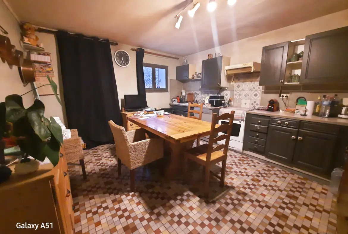Maison à Quincy-Voisins avec grand potentiel et cour privée, proche commodités 