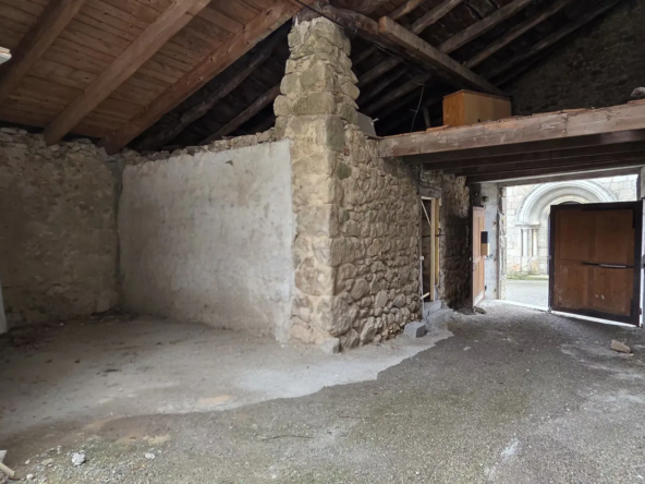 Immeuble de rapport à vendre à Gilhoc-sur-Ormèze avec dépendances et cour intérieure