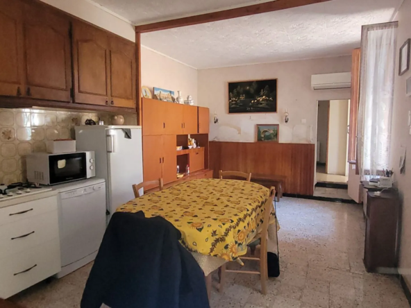 Maison mitoyenne à Rénover avec Terrasse et Garage à Greasque