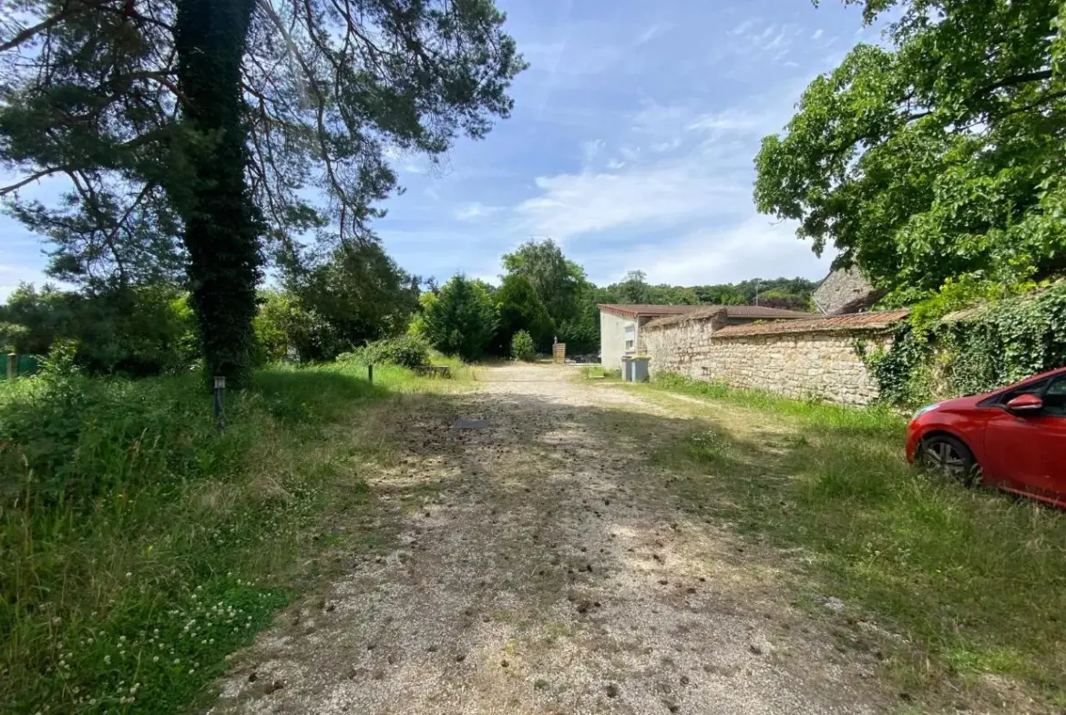 Terrain à Moigny-sur-Ecole avec bâtiment à restaurer et jardin de 230 m² 