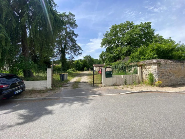 Terrain à Moigny-sur-Ecole avec bâtiment à restaurer et jardin de 230 m²