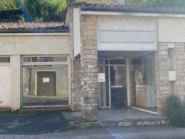Immeuble commercial avec bureau et parking à Puy l'Évêque (46700)