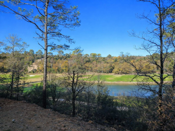 Terrain constructible de 2667 m² dans le Domaine du Golf de Barbaroux à Brignoles