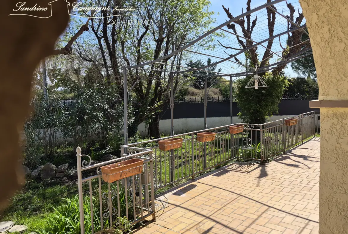 Villa T4 de plain pied à Monteux avec garage et jardin arboré 
