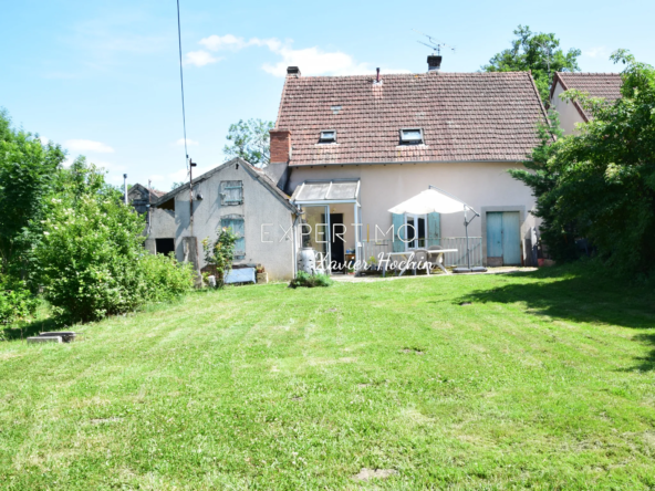Maison avec 3 chambres, dépendances et grand terrain à Durdat larequille