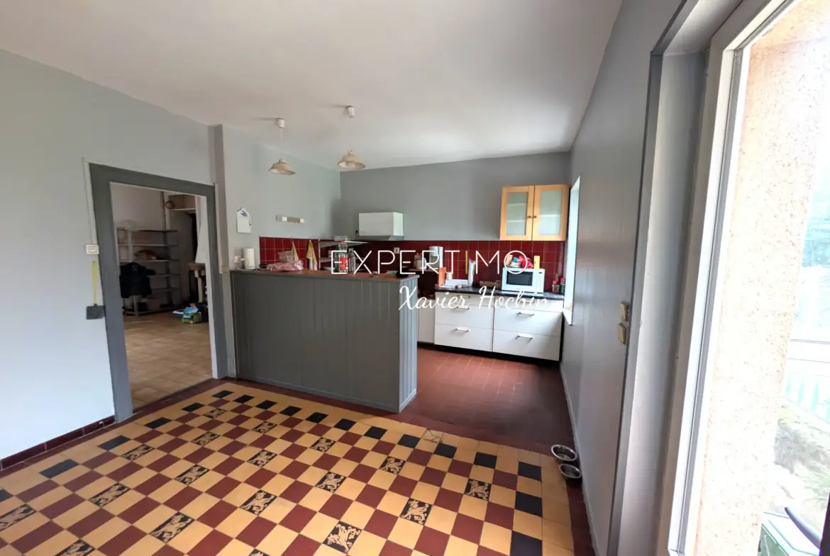 Maison avec 3 chambres, dépendances et grand terrain à Durdat larequille 