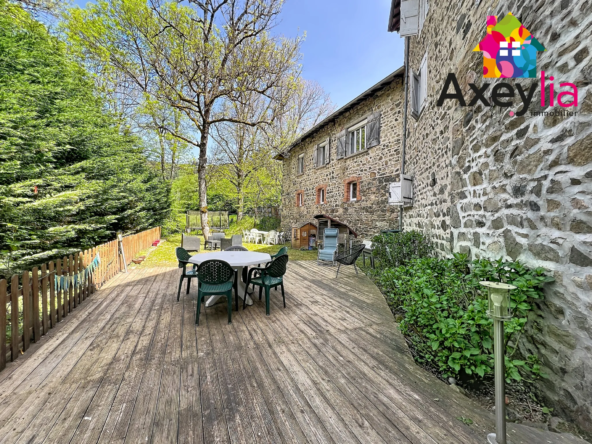 Maison familiale à Lamure-sur-Azergues avec double logement, terrasse et potentiel locatif