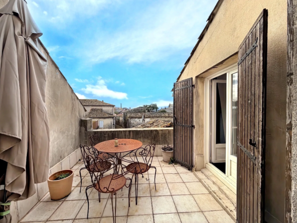 Maison de village en pierre avec terrasse et garage à Villevieille