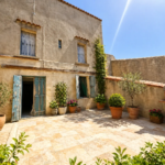 Maison rénovée de 212 m² avec local commercial, garage et terrasse à Azille