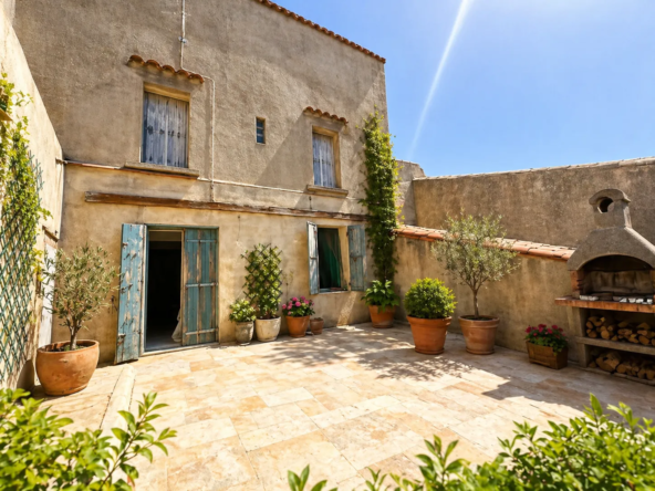 Maison rénovée de 212 m² avec local commercial, garage et terrasse à Azille
