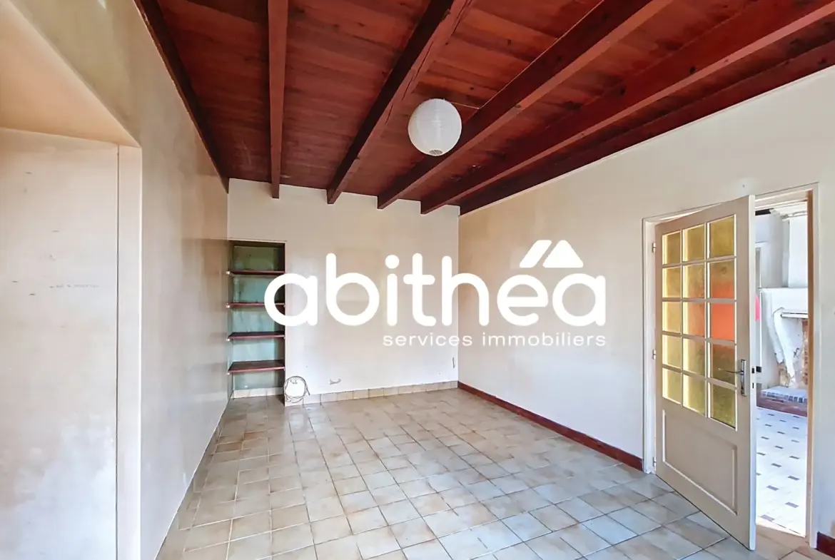 Belle maison à rénover avec 4 chambres et terrain de 330 m² en Charente-Maritime 
