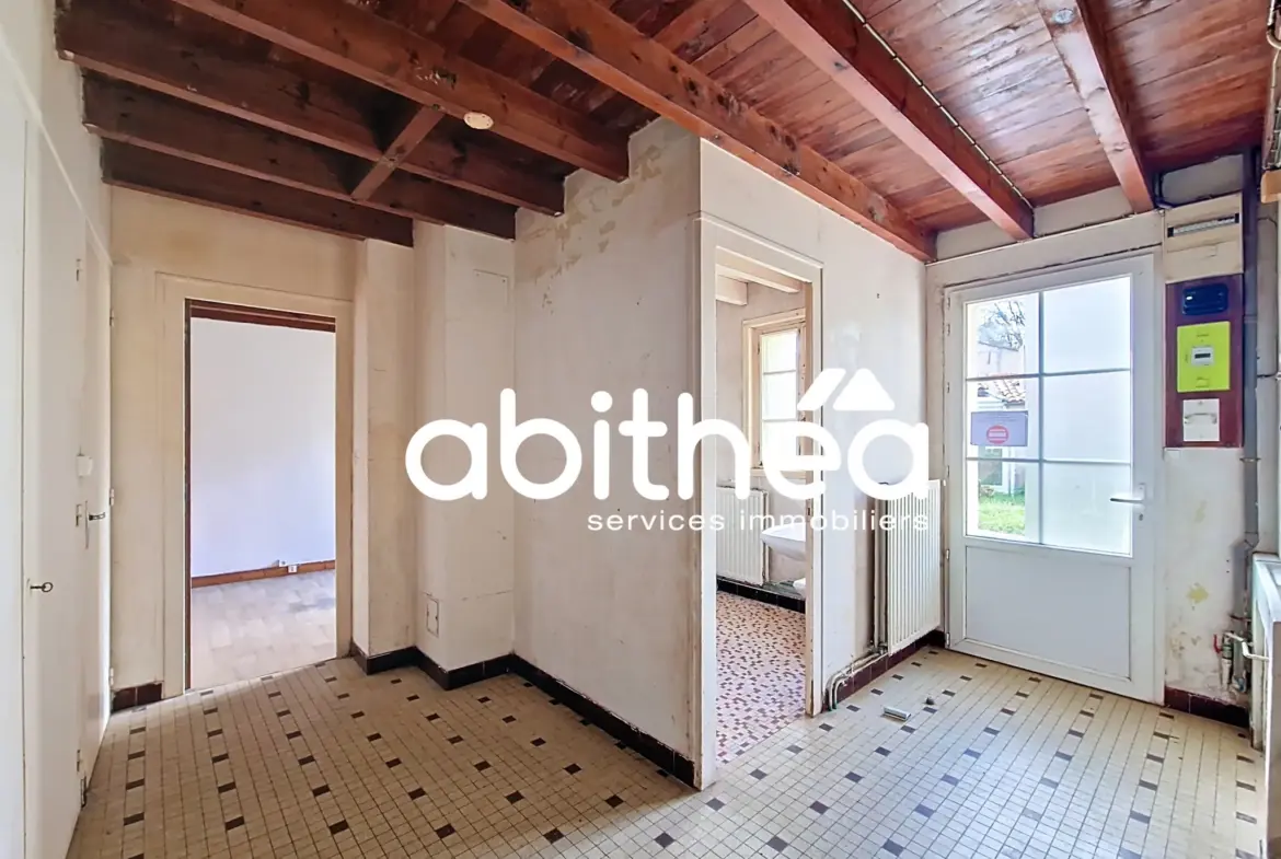 Belle maison à rénover avec 4 chambres et terrain de 330 m² en Charente-Maritime 