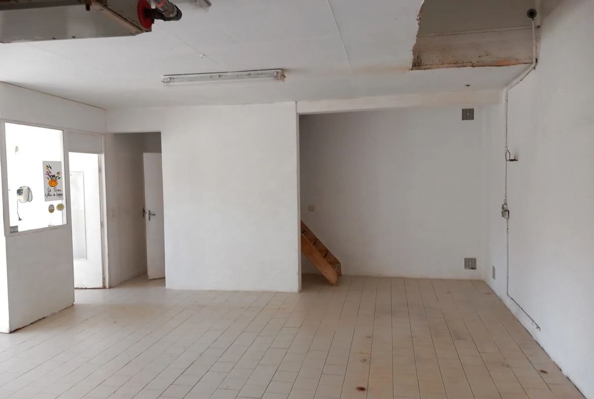Ancien bâtiment artisanal à vendre à Barre (81) - potentiel commercial et résidentiel 