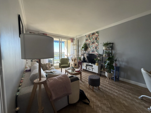 Appartement à vendre à Tours, 63 m² avec balcon sud et cave, proche commodités