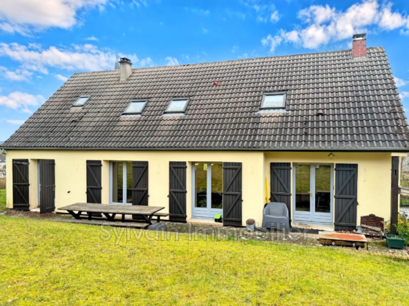 Belle maison familiale avec sous-sol et grand terrain à vendre près de Beauvais