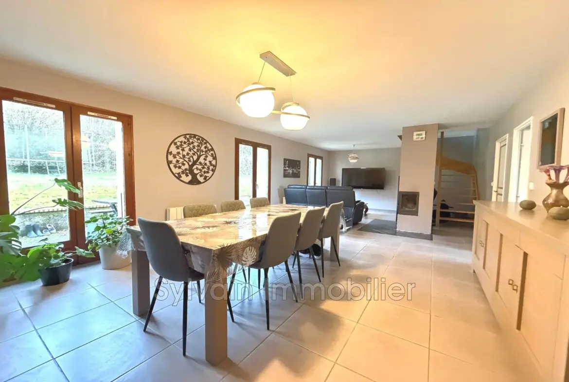 Belle maison familiale avec sous-sol et grand terrain à vendre près de Beauvais 
