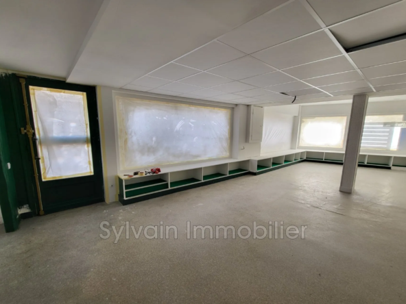 Local Commercial Rénové de 85 m² à Songeons, Emplacement Idéal