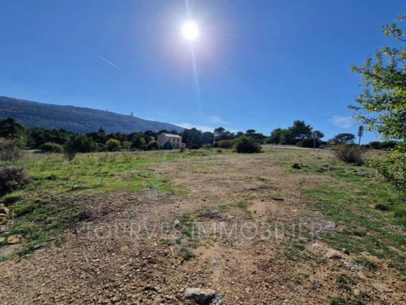 Terrain constructible de 1179 m² à Plan d'Aups Sainte-Baume avec vue panoramique