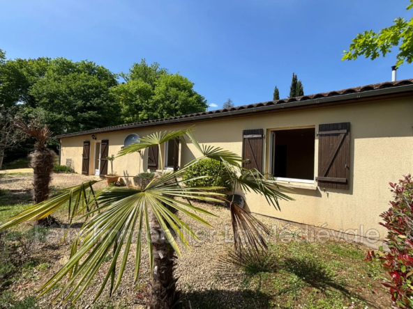 Maison de plain-pied à vendre près de Sarlat avec grand terrain et 3 chambres