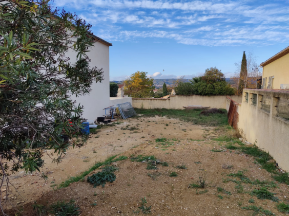 Terrain constructible de 419 m² à Velaux avec vue panoramique et accès facilité