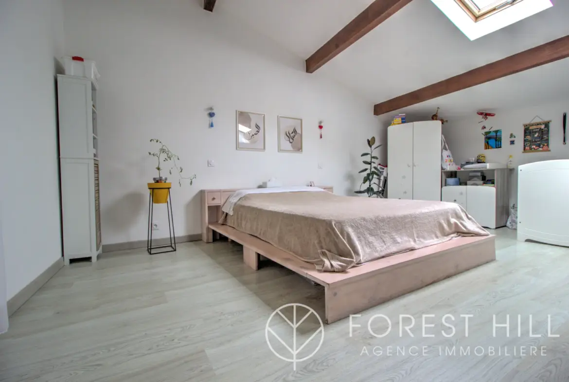 Immeuble rénové avec deux appartements, grand garage, proximité Centre de Ceret 